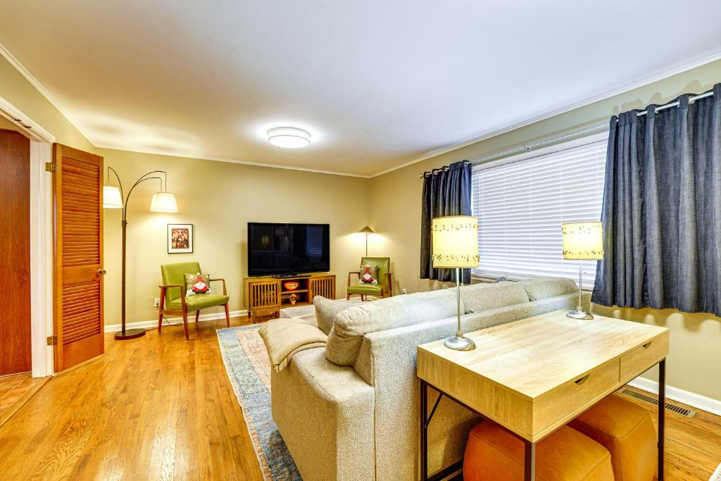 ファイエットビルにある2 Mi to U of A Centrally Located Home with Patio!のソファとテレビのあるリビングルーム
