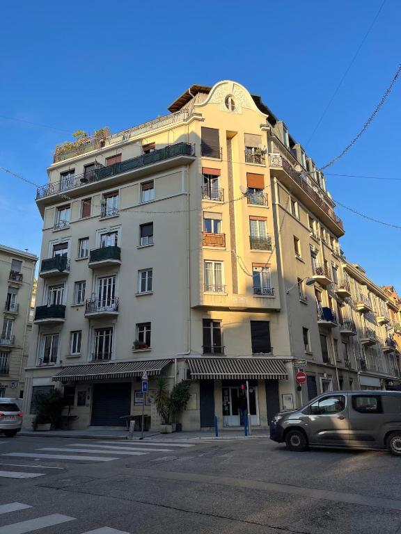un bâtiment jaune au coin d'une rue dans l'établissement Nice Gare Studio, à Nice