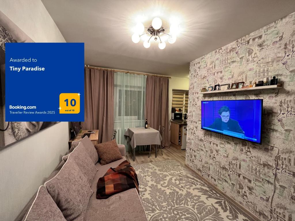 TV a/nebo společenská místnost v ubytování Tiny Paradise