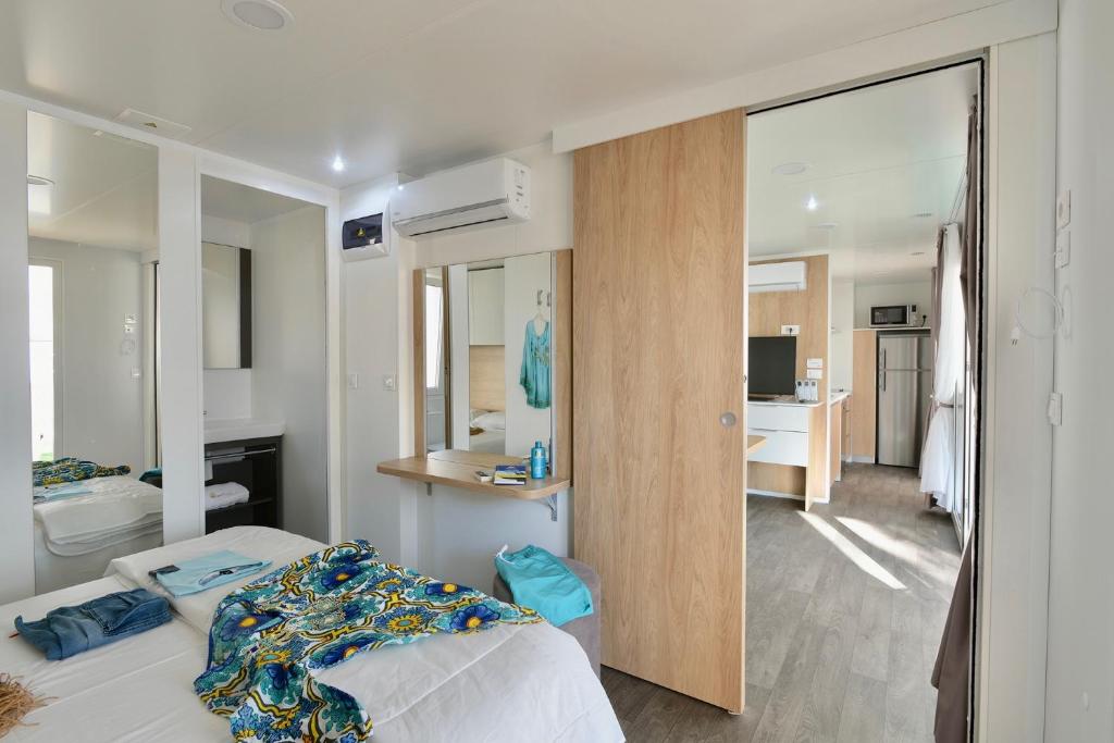 Postel nebo postele na pokoji v ubytování Isamar Holiday Village