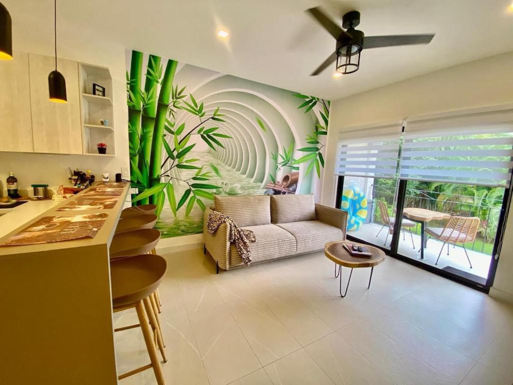 une cuisine et un salon avec une fresque murale représentant la plante. dans l'établissement Palmas Resort De Tamarindo Serenity Gem, à Villarreal