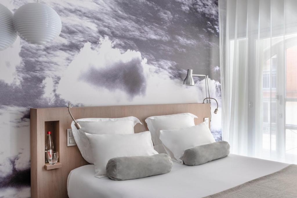 Postel nebo postele na pokoji v ubytování Le Grand Balcon Hotel