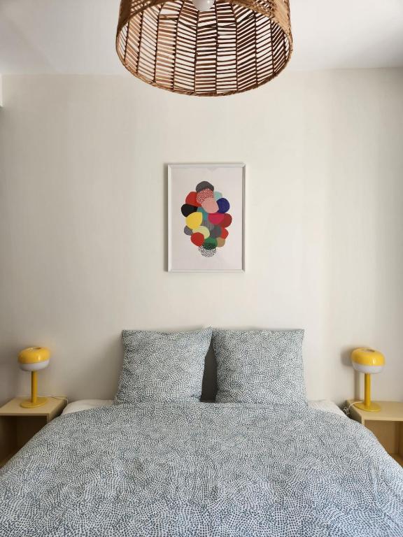 une chambre avec un lit avec deux oreillers dans l'établissement 2- Bel appartement ville close WIFI Confort, à Concarneau