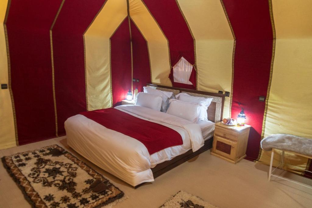 Postel nebo postele na pokoji v ubytování Zahra Luxury Desert Camp