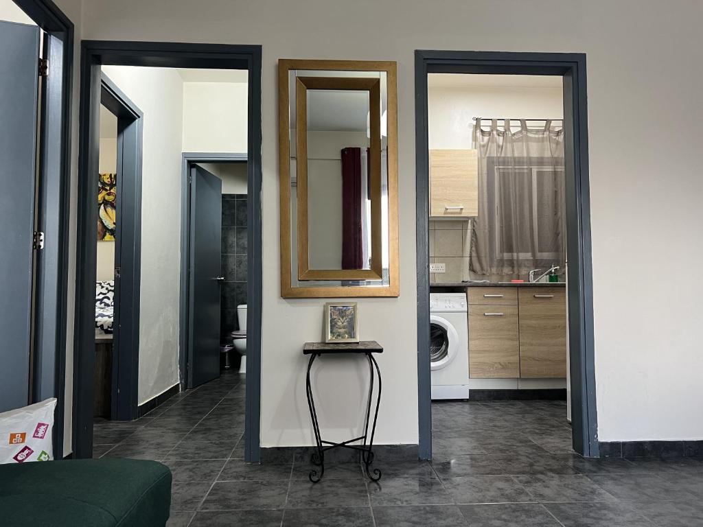 Η κουζίνα ή μικρή κουζίνα στο two-room apartment center