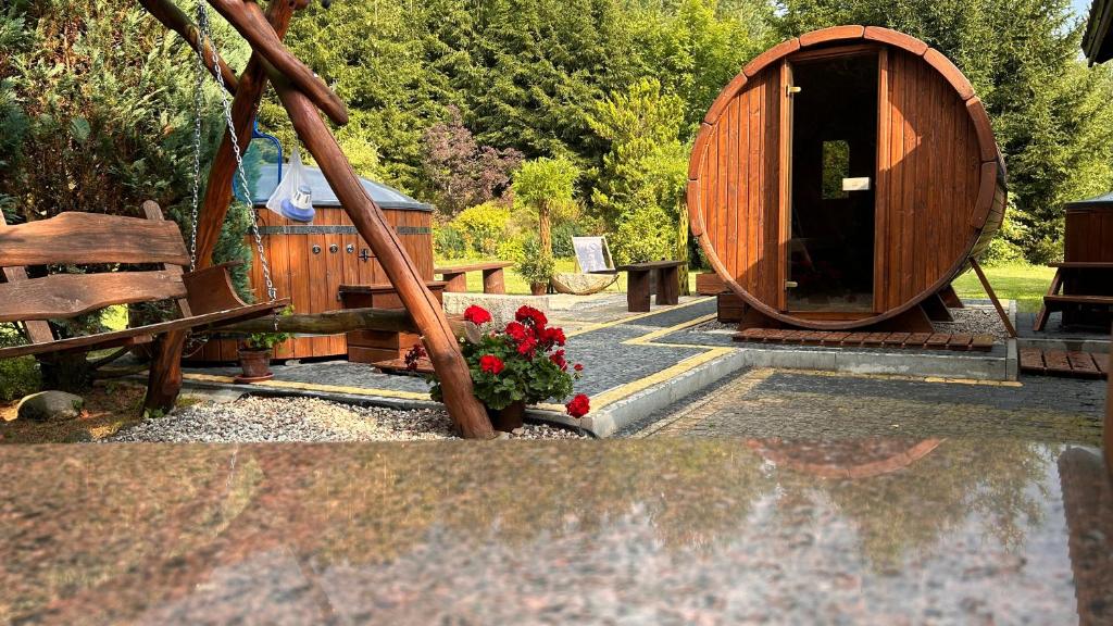 Vonkajšia záhrada v ubytovaní Domek pod Lasem na Mazurach