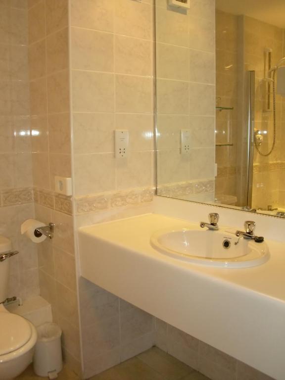 The Devil's Punchbowl Hotel - Family Room (2 Adults + 1 Child)