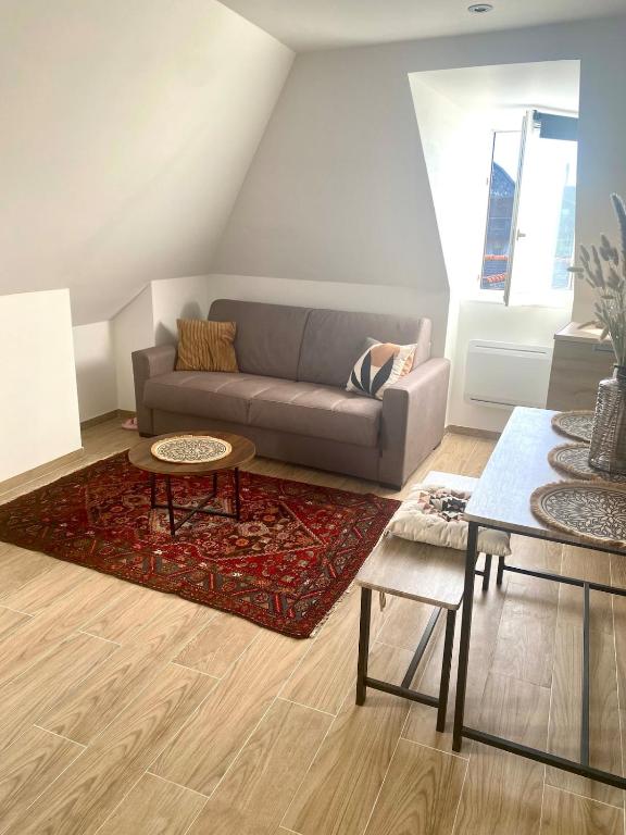 un salon avec un canapé et une table dans l'établissement Bienvenue en Bretagne, à Saint-Brieuc