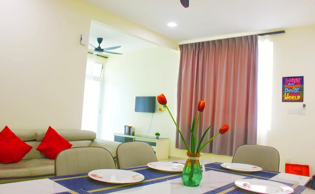 een woonkamer met een tafel en een bank bij Classic Spot - Meru Raya in Ipoh