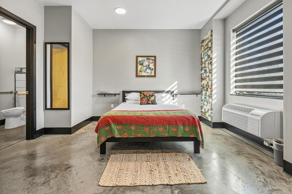 En eller flere senge i et værelse på First floor room with access to chefs kitchen