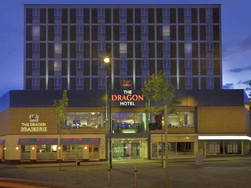 Un edificio con un cartello che legge l'hotel drago di The Dragon Hotel a Swansea