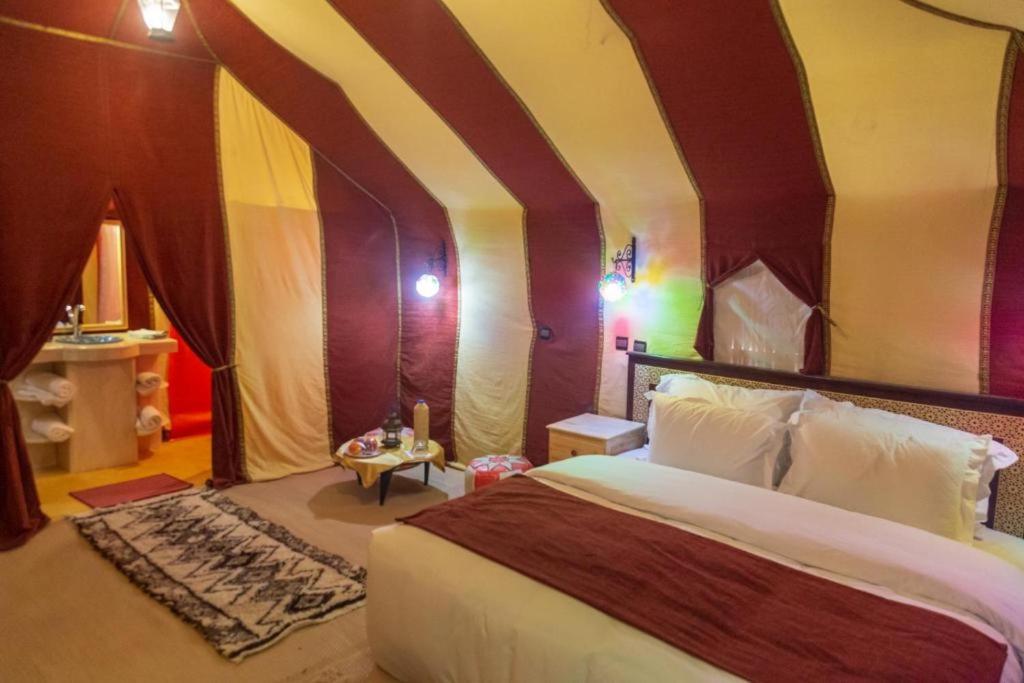 Postel nebo postele na pokoji v ubytování Zahra Luxury Desert Camp