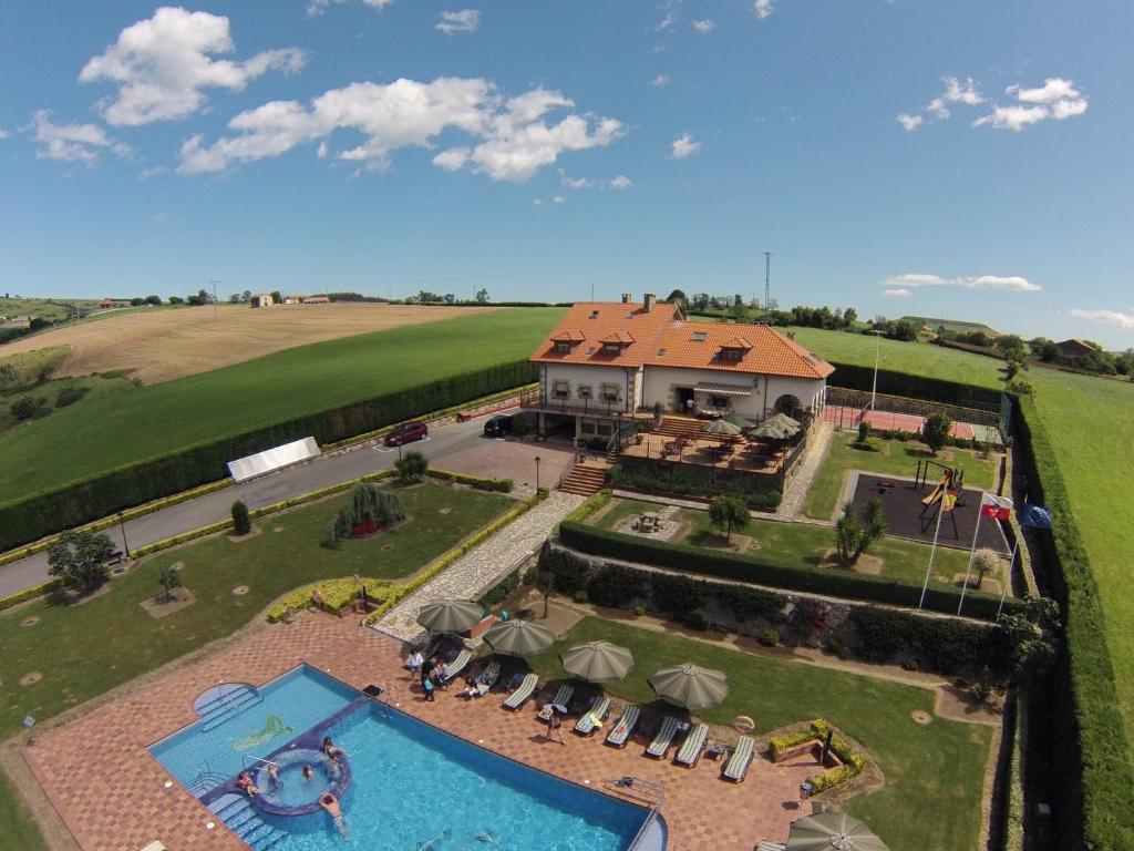 an aerial view of a house with a swimming pool at Posada el Iso in Queveda