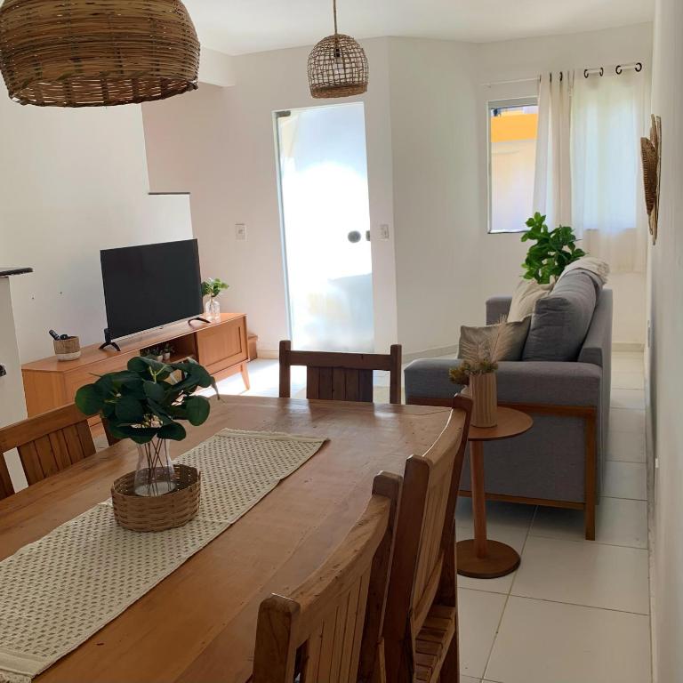 a living room with a couch and a table at Aconchegante Apartamento in Porto Seguro