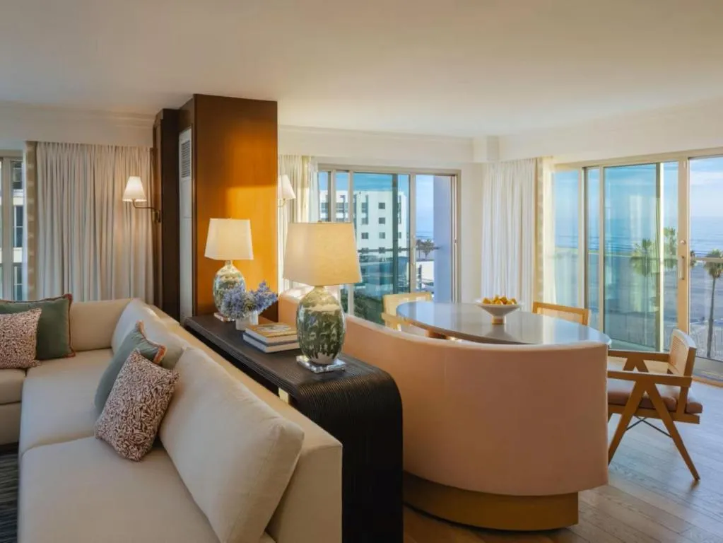 Corner One-Bedroom King Suite with Oceanfront