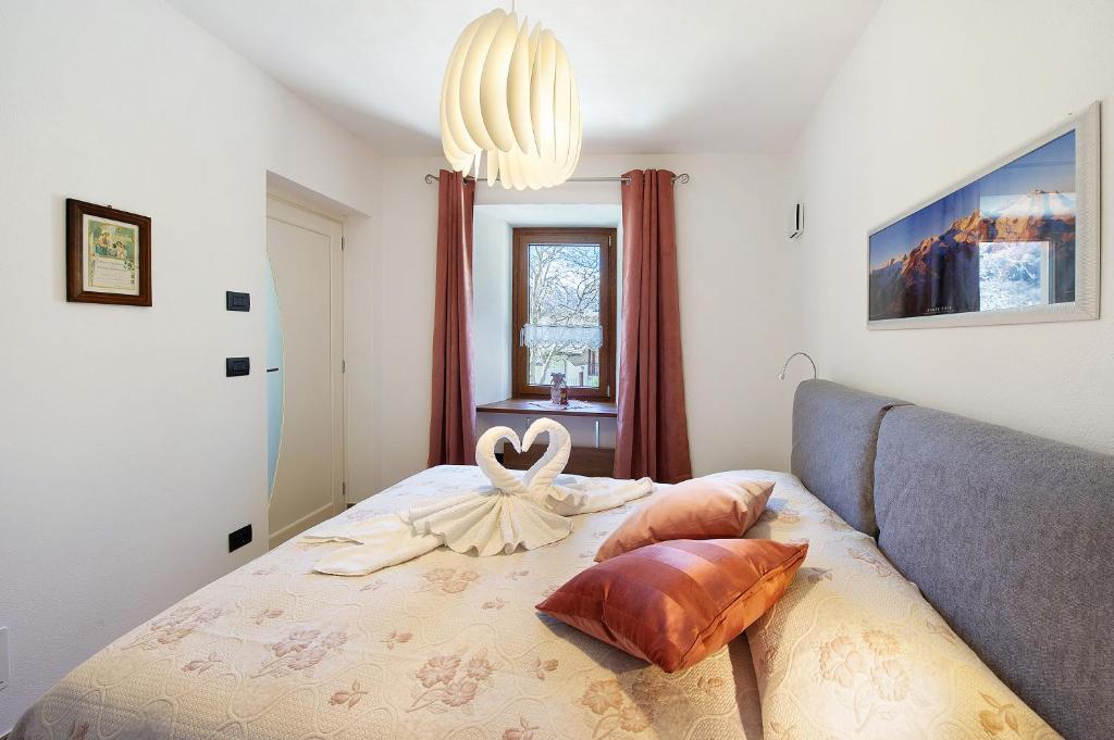 a bedroom with a bed with a heart decoration on it at Appartamenti Cucu - 2 in Lillianes