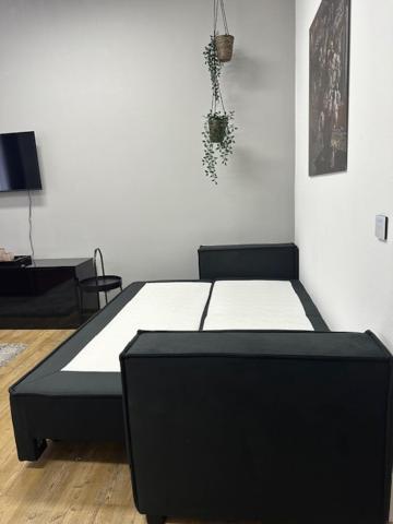 a bedroom with a black bed in a room at Wohnung im Zentrum von Neuss - Estia Living in Neuss