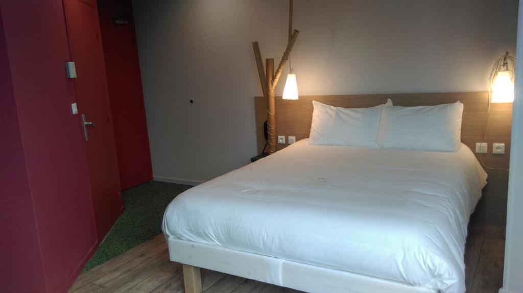 Postel nebo postele na pokoji v ubytování ibis Styles Moulins Centre