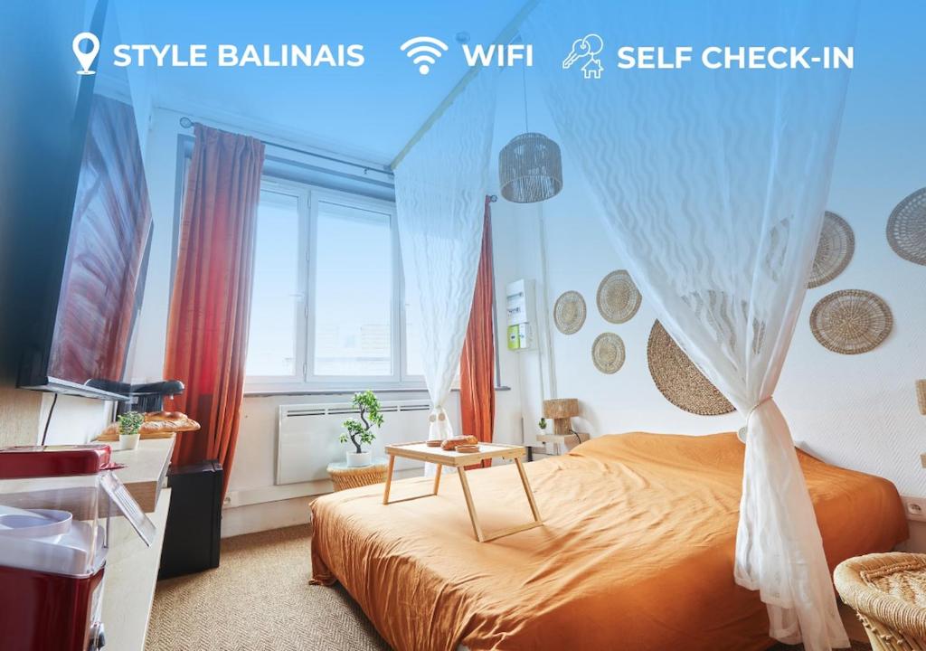 un dormitorio con una cama con mosquitera en Bali Room - Romantic Escape, en Haubourdin