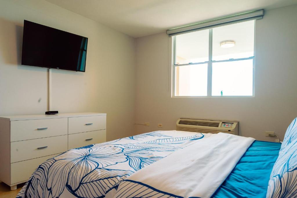 Postel nebo postele na pokoji v ubytování El Combate Oceanview Condo with Pool and Smart TV