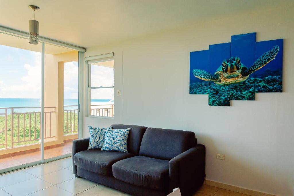 Posezení v ubytování El Combate Oceanview Condo with Pool and Smart TV