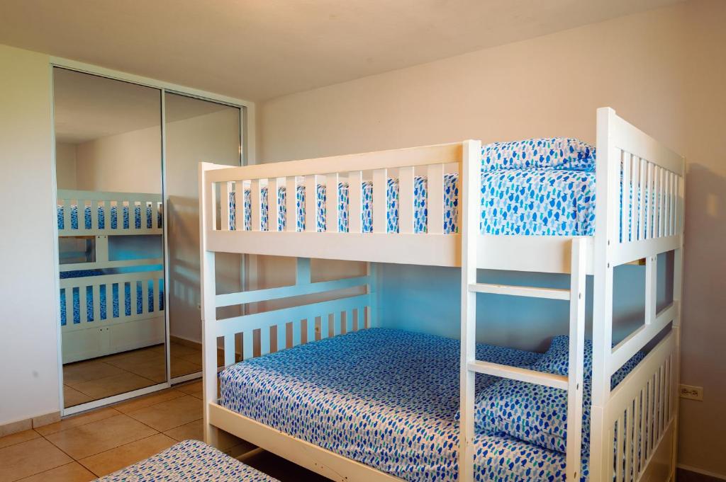 Postel nebo postele na pokoji v ubytování El Combate Oceanview Condo with Pool and Smart TV