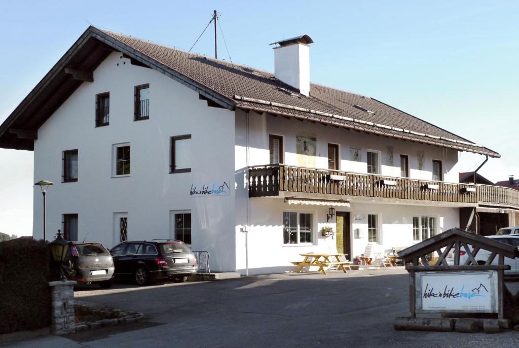 un edificio blanco con un balcón en el lateral. en Hike 'n Bike Base, en Bad Kohlgrub