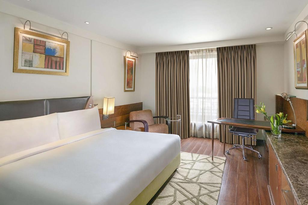 Postel nebo postele na pokoji v ubytování Radisson Blu Plaza Delhi Airport