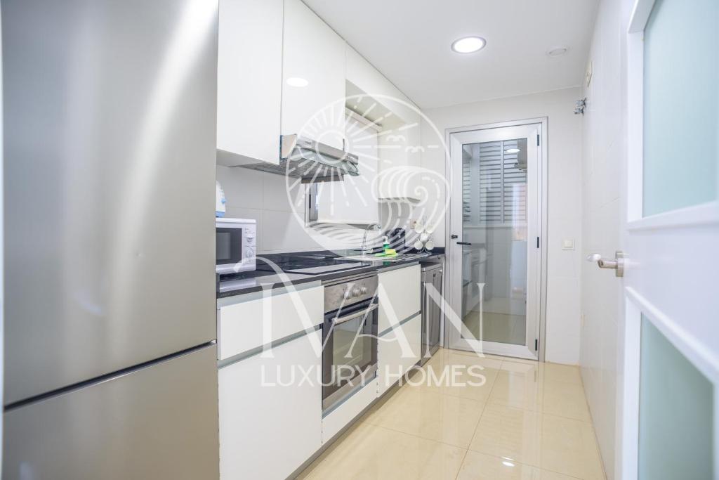 Kuchyňa alebo kuchynka v ubytovaní Casa Salzburg Ivan Luxury Homes 5ªPlta Sur 1ªLínea