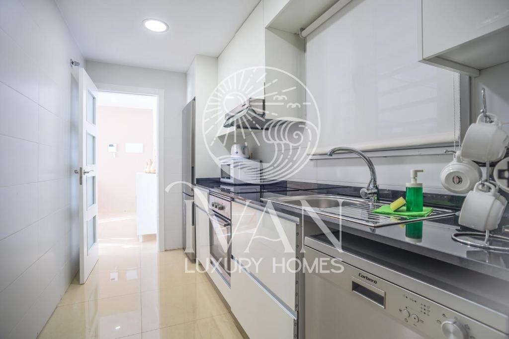 Kuchyňa alebo kuchynka v ubytovaní Casa Salzburg Ivan Luxury Homes 5ªPlta Sur 1ªLínea