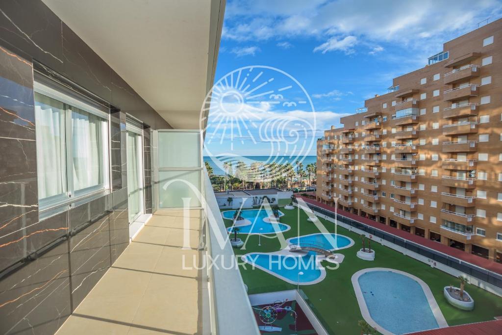 Bazén v ubytovaní Casa Salzburg Ivan Luxury Homes 5ªPlta Sur 1ªLínea alebo v jeho blízkosti