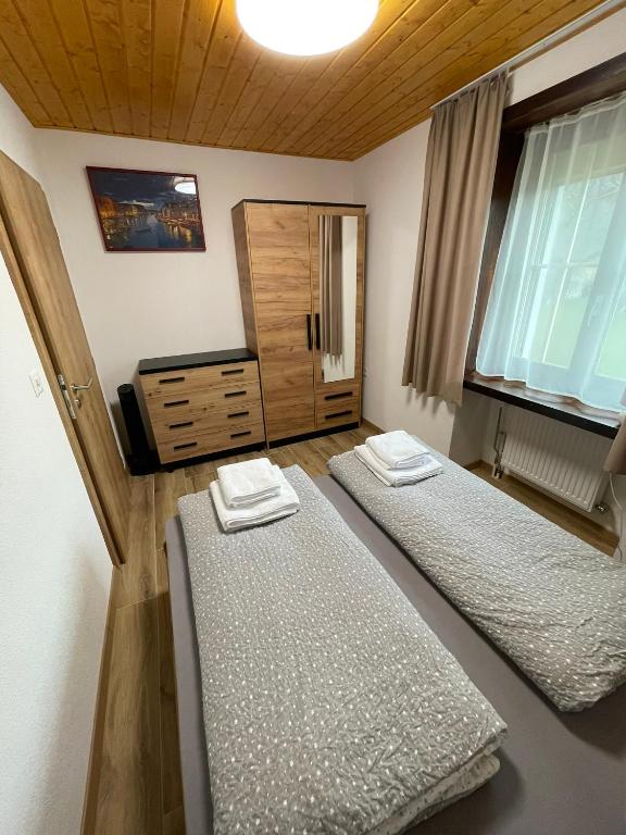 Letto o letti in una camera di Pension Balm