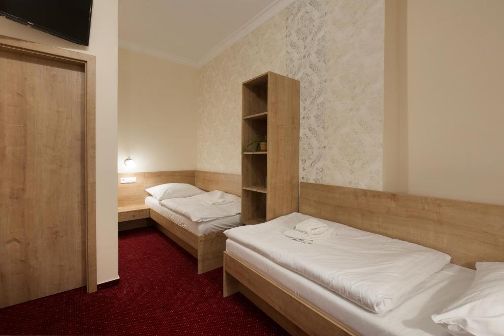 Postel nebo postele na pokoji v ubytování Hotel U Černého orla