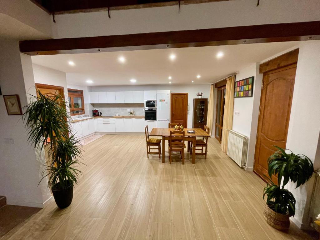 A kitchen or kitchenette at ***CHALET ALICANTE*** EXPERIENCIA UNICA