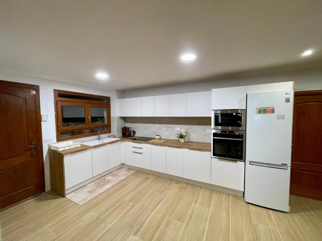 A kitchen or kitchenette at ***CHALET ALICANTE*** EXPERIENCIA UNICA