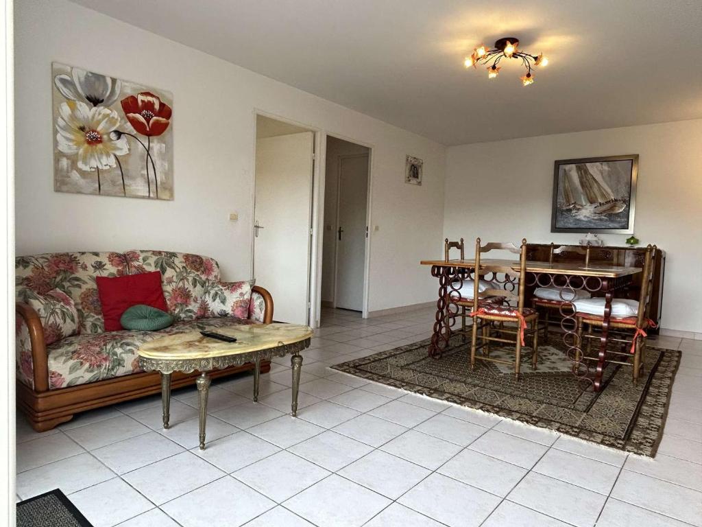 un soggiorno con un divano e un tavolo di Maison 4 pièces, Garage, Proche Plage - FR-1-225C-155 a Banyuls-sur-Mer