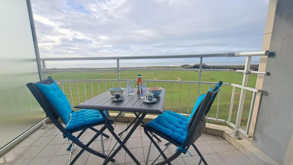 une table et des chaises sur un balcon avec vue dans l'établissement PAMPLEMOUSSE 2 - Appartement avec piscine, vue mer, proche golf, à Saint-Jean-de-Monts