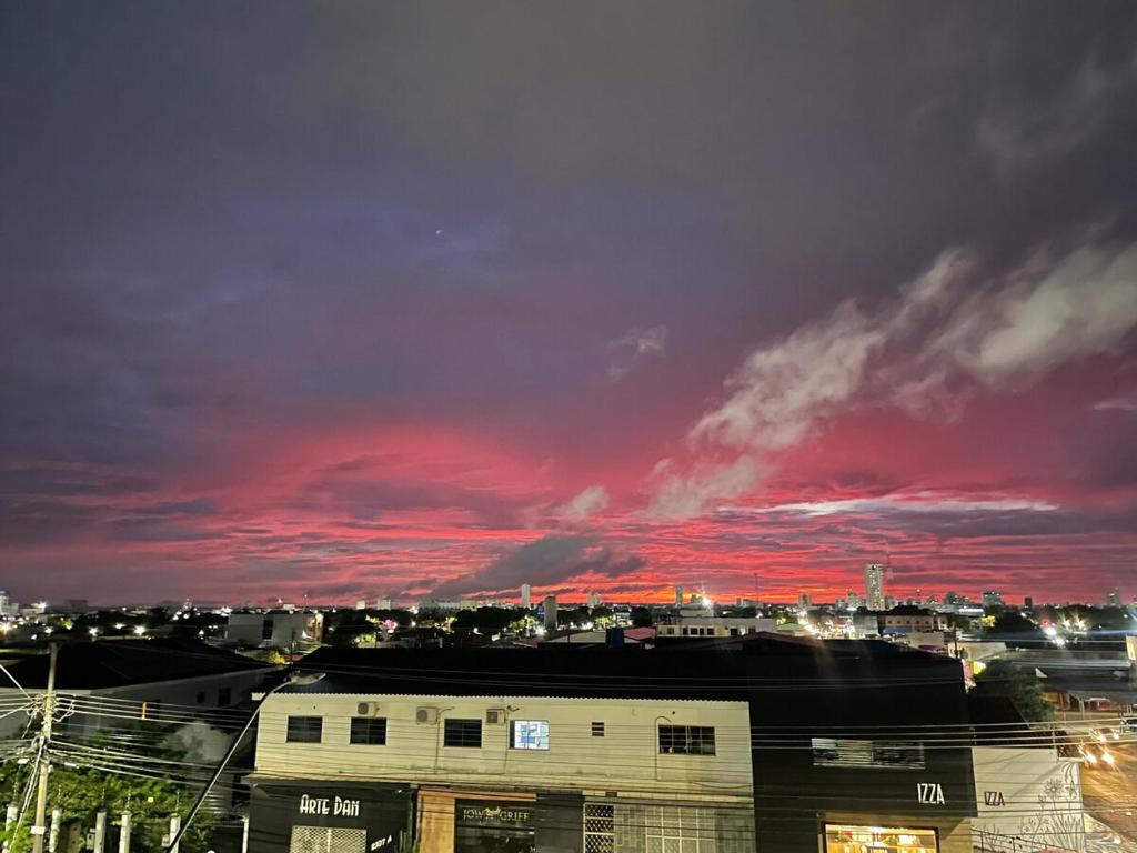 a view of a city at night with a red sky at Apartamento amplo e bem localizado in Porto Velho