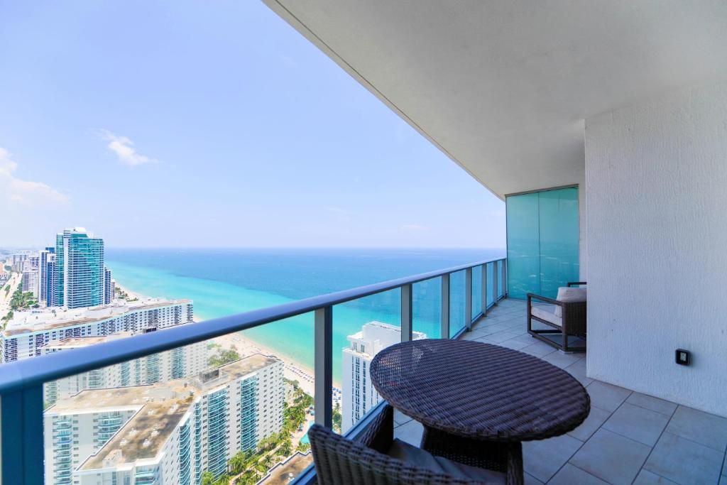 好莱坞Ocean & City Views l Luxury Beachfront Condo的带桌子的阳台，可欣赏海景