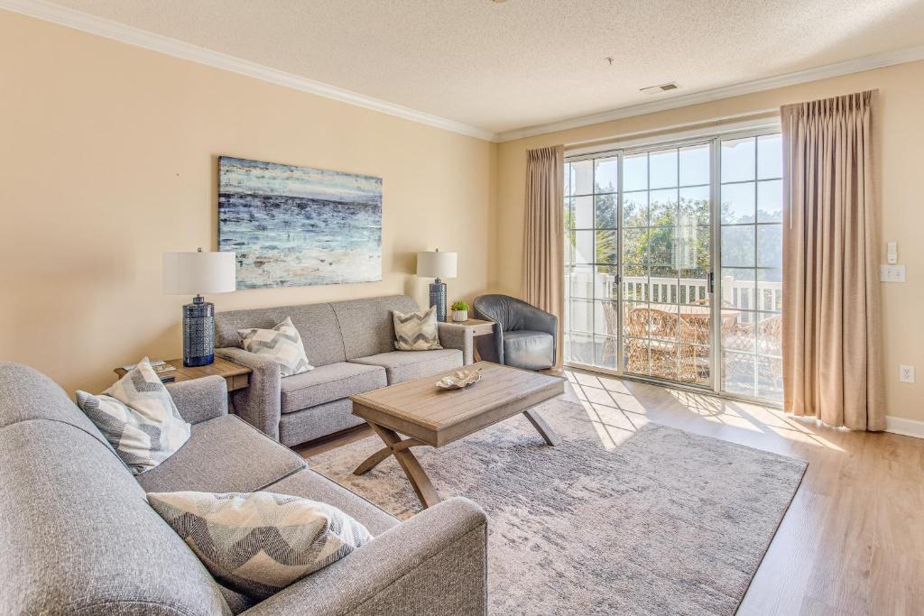 Χώρος καθιστικού στο Beach Shuttle and Pool North Myrtle Beach Condo!