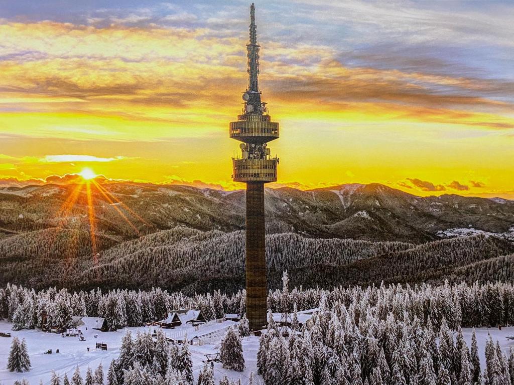 パンポロボにあるCastle Inn Pamporovoの日没時の雪の塔の眺め