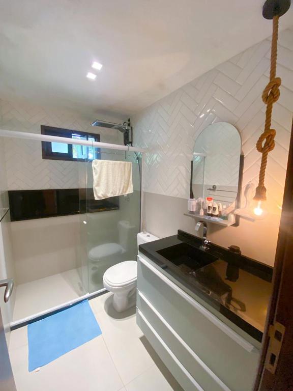 Koupelna v ubytování Quarto e sala com piscina em Maceió - Villas Tulipa 02