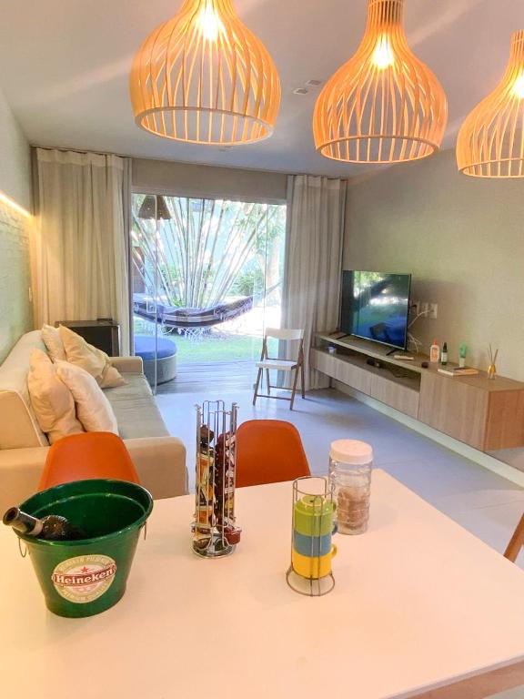 TV a/nebo společenská místnost v ubytování Quarto e sala com piscina em Maceió - Villas Tulipa 02
