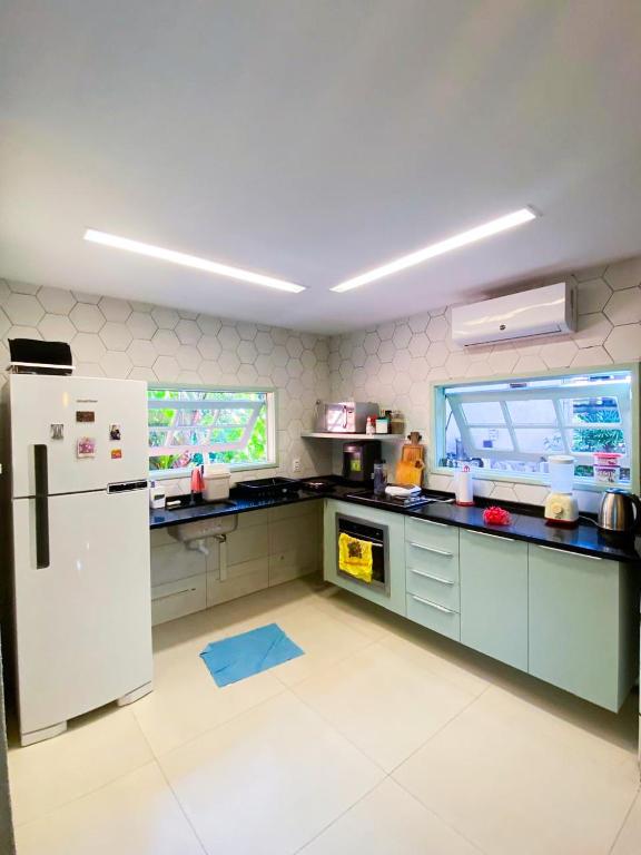 Kuchyň nebo kuchyňský kout v ubytování Quarto e sala com piscina em Maceió - Villas Tulipa 02