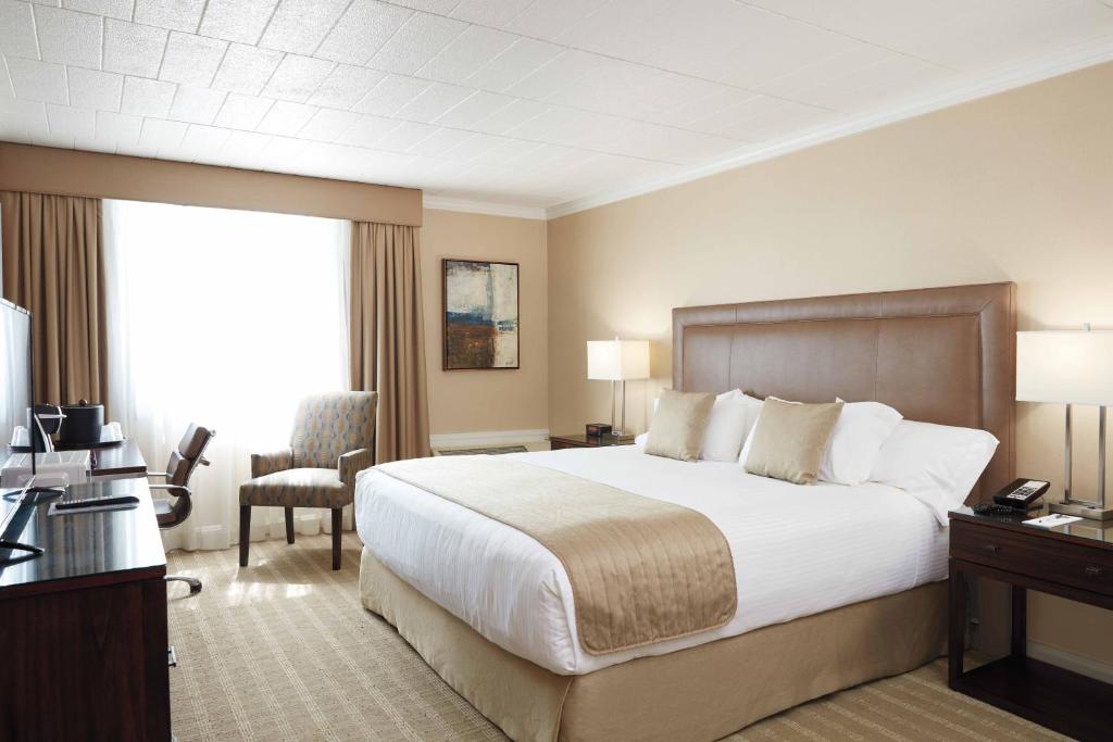 Ethan Allen Hotel - King Room With Roll-In Shower - Disability Access