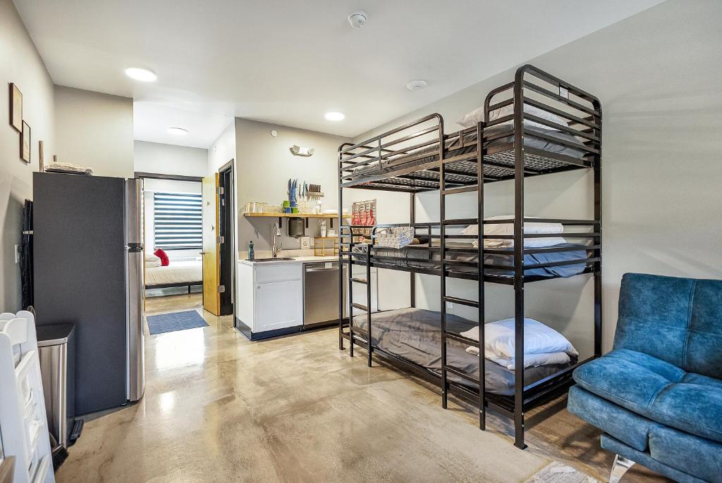 Køkken eller tekøkken på Family staycation suite near StLouis and ski hil