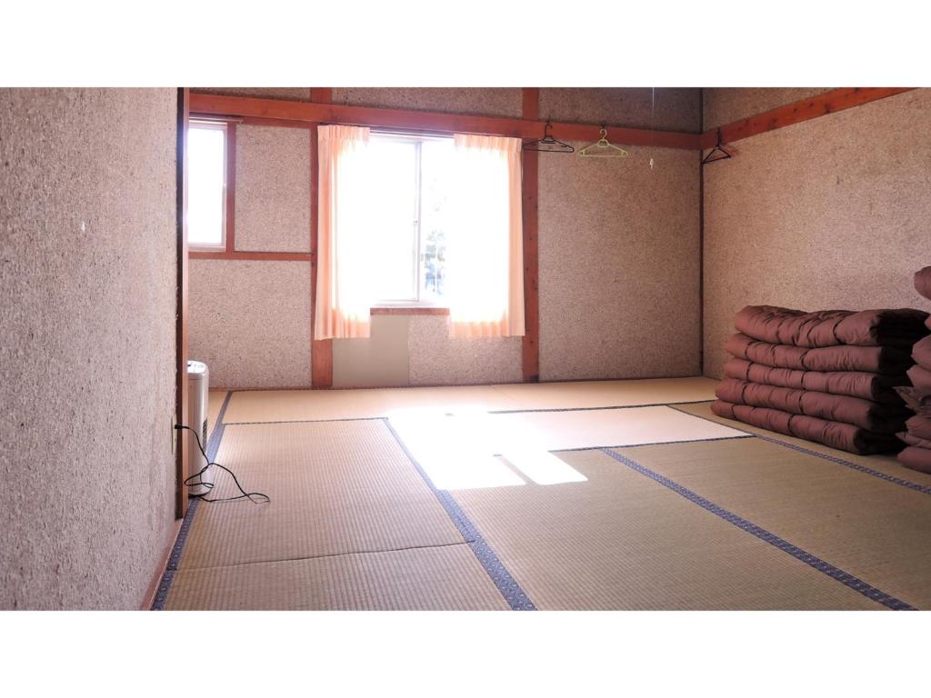 an empty room with a large window in a room at Shintaku Sanso - Vacation STAY 27204v in Kunizakai