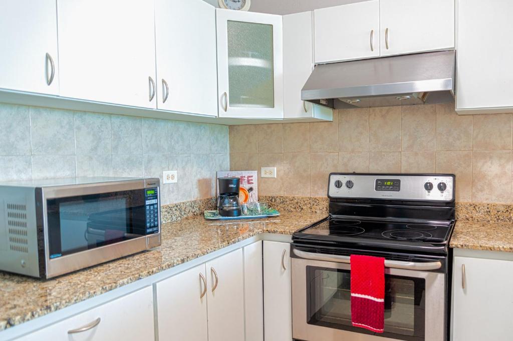 Kuchyň nebo kuchyňský kout v ubytování El Combate Oceanview Condo with Pool and Smart TV