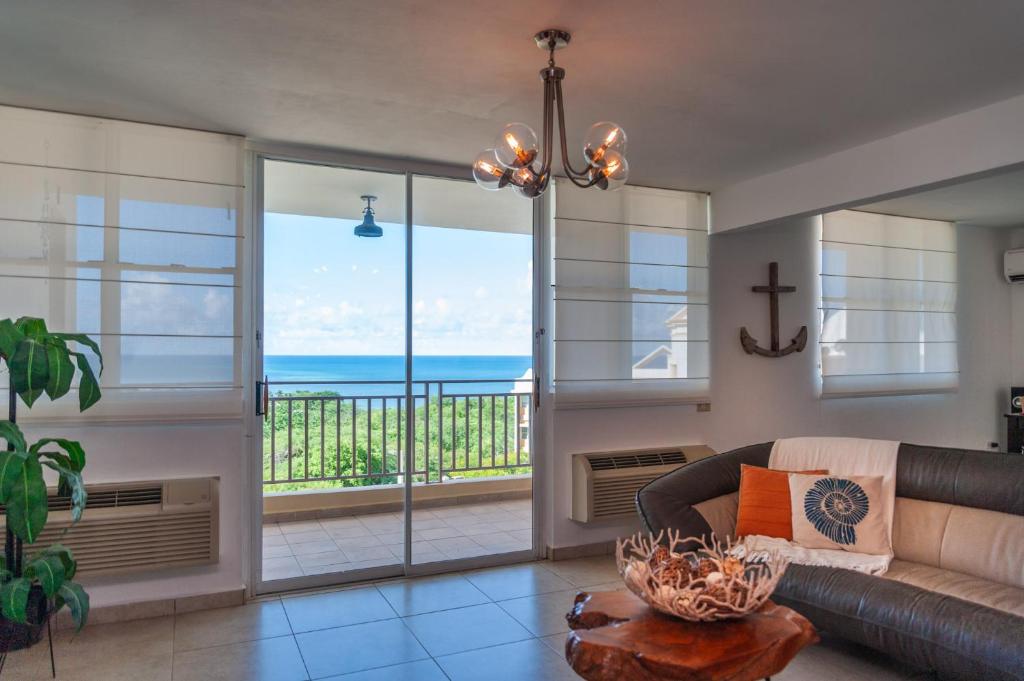 Posezení v ubytování El Combate Oceanview Condo with Pool and Smart TV