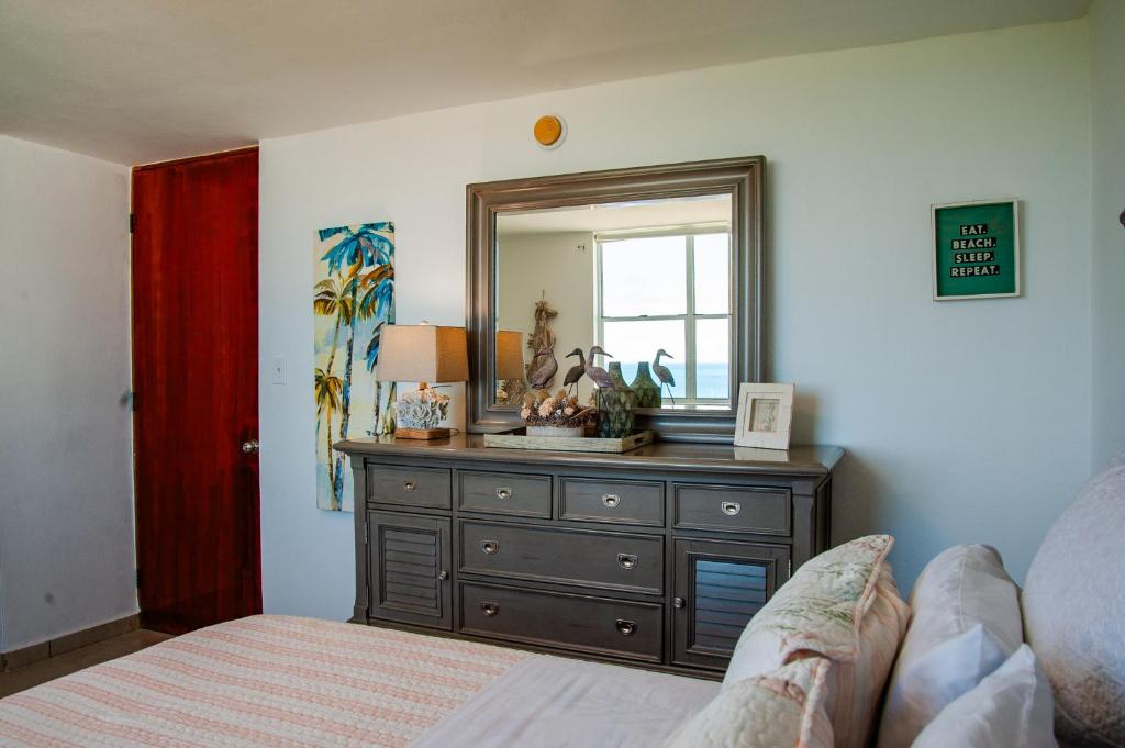 Postel nebo postele na pokoji v ubytování El Combate Oceanview Condo with Pool and Smart TV
